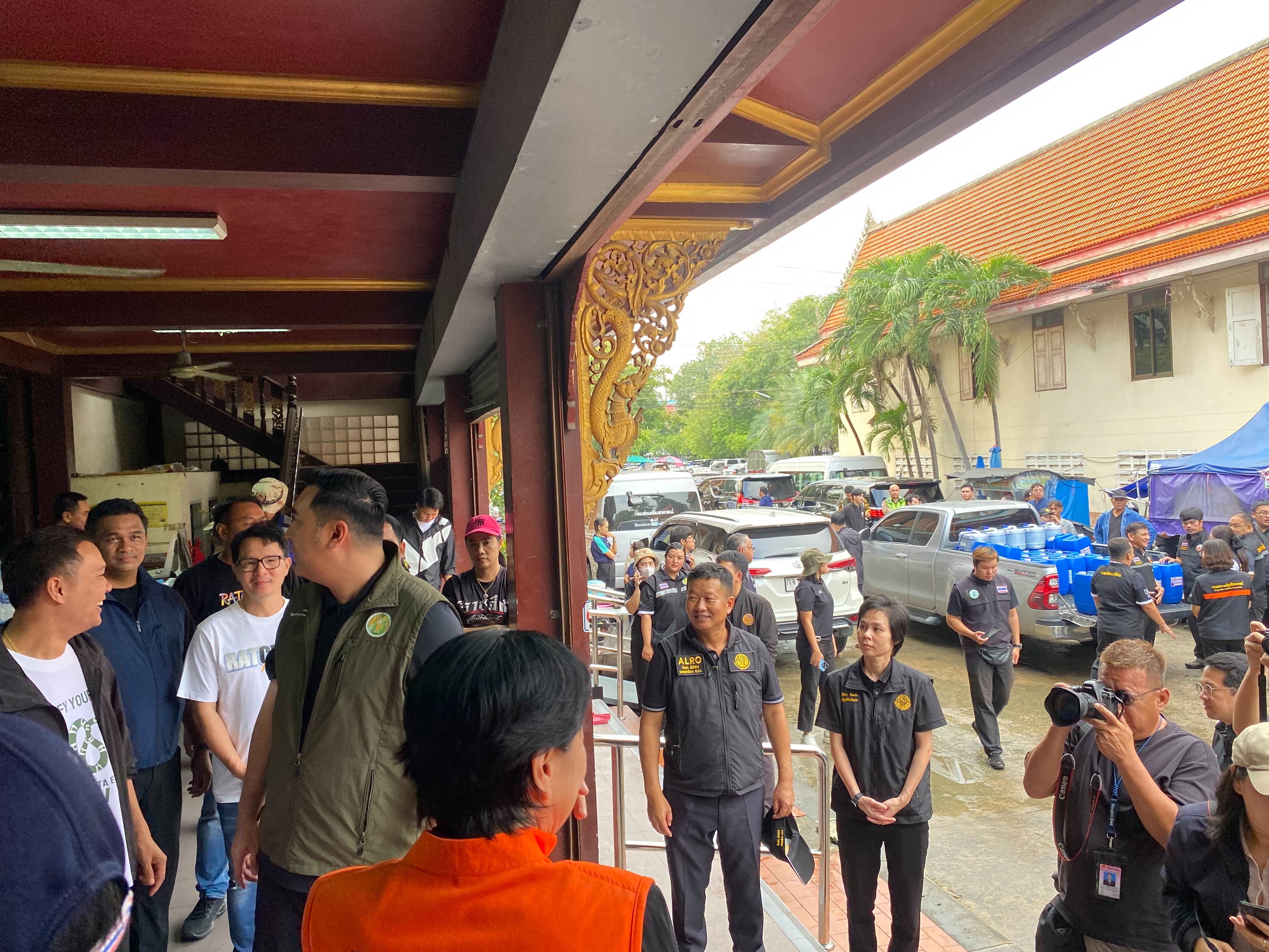 title - ส.ป.ก. ติดตามรมช.เกษตรฯ ช่วยเหลือพี่น้องผู้ประสบอุทกภัย ในเขตจังหวัดปทุมธานี